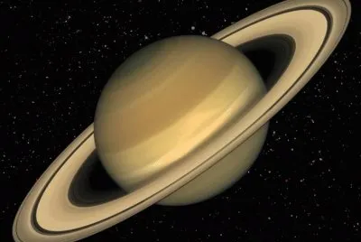 Saturno es el planeta con anillos a su alrededor