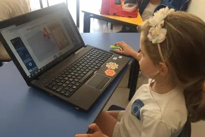 niÃ±a en sala de informÃ¡tica