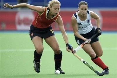 HOCKEY FEMENIL SOBRE PASTO