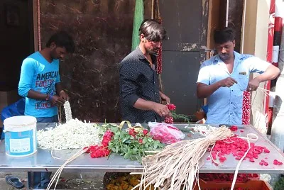 INDIA VENDEDERES FLORES EN TEMPLO