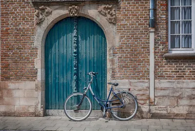 Bicicleta en pared de ladrillo