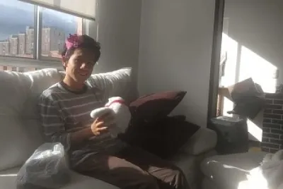 tarde soleada sobre un chico gay