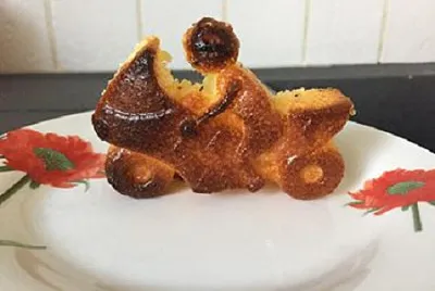 gÃ¢teau en forme de moto jigsaw puzzle