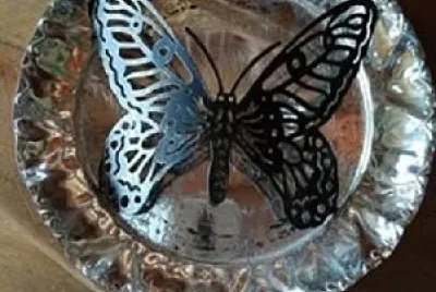 Plat argent avec papillon