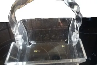 sujet plastique sur fond noir