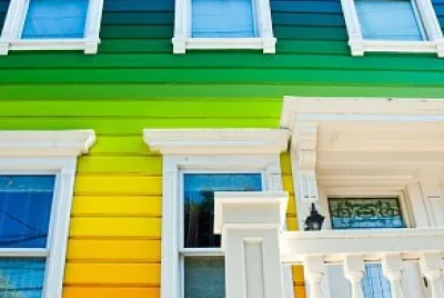 Casa de madera colorida