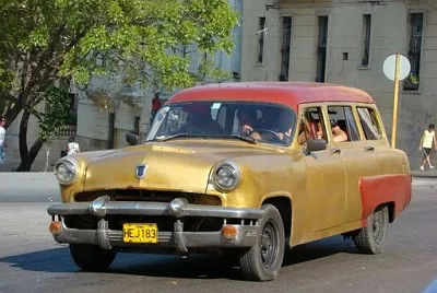 Cuba - Vieille voiture jaune et rouge