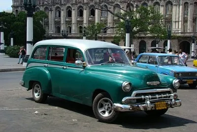 Cuba - Vieille voiture verte