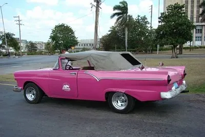 Cuba - Vieille voiture rose fushia