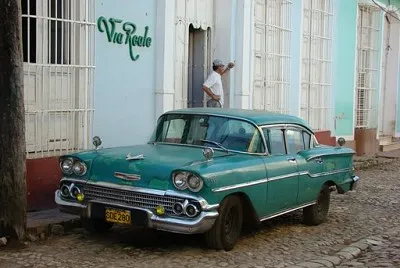 Cuba - Vieille voiture amÃ©ricaine verte