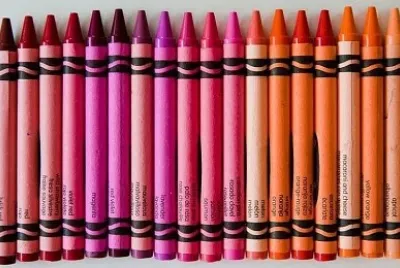 Shades of pink and orange crayons