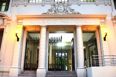 Frente del colegio Nacional 1 TSB