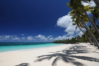 Playa tropical con arena blanca