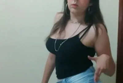 Laura Seraphim pose bandidah