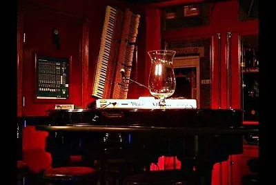 piano bar