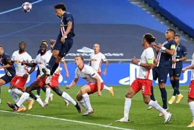 Foto do zagueiro Marquinhos(PSG) cabeceando a bola