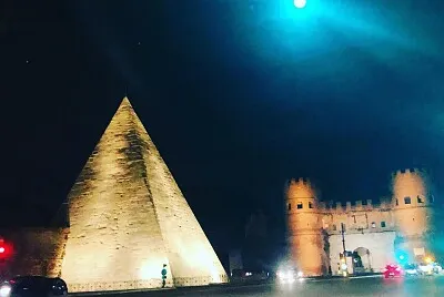 Piramide Cestia by night