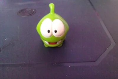 פאזל של este es un muÃ±eco de la serie omnom