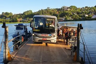Travessia de balsa no Rio Iguaçu