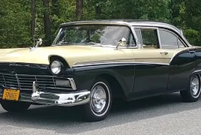 1957 Ford Fairlane 500 Town Sedan in Raven Black o