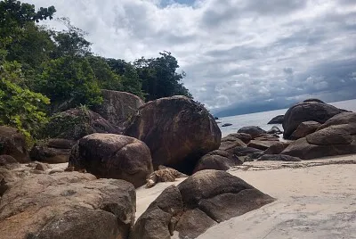 Ilha e rochas