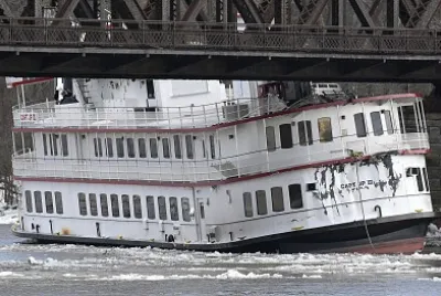 Loose boats in the Hudson