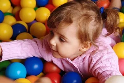 BEBE NADANDO EN PELOTITAS jigsaw puzzle