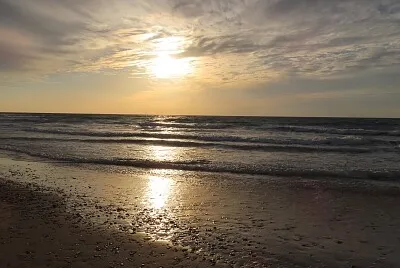 ×©×§×™×¢×” ×ž×“×”×™×ž×” ×¢×œ ×—×•×£ ×”×™×