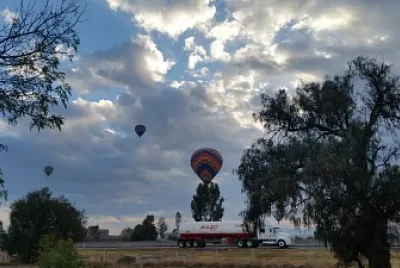 Trailer, árbol, globo, cielo
