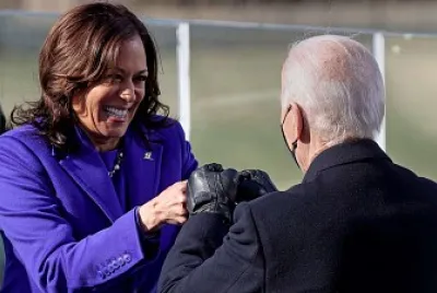 biden harris fistbump