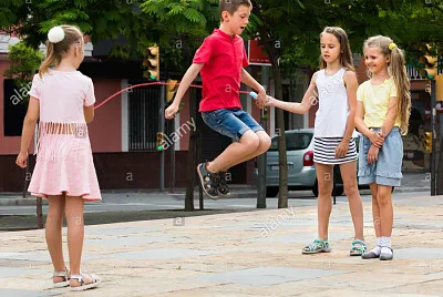 NIÑOS SALTANDO