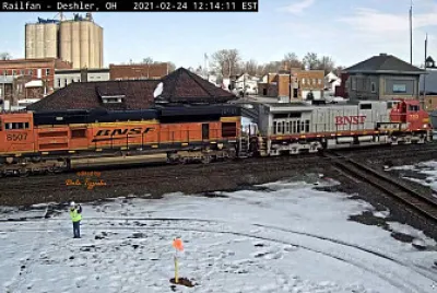 BNSF-780 leading BNSF-8507 at De