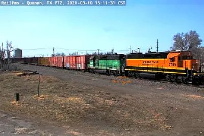 BNSF-2789   BNSF-3027(green) at Quanah,TX/USA