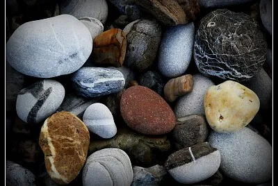 Sur la plage les galets