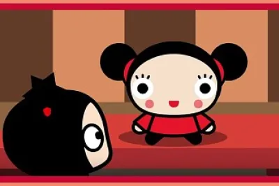 garu mira una muñeca con forma de pucca pucca