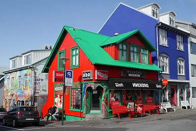 130.- CASA  COLOREADA