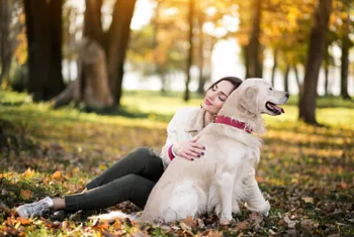Chica con su perro