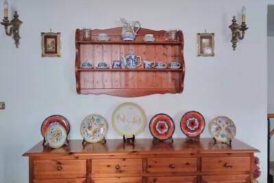 una piccola credenza al piano di sopra