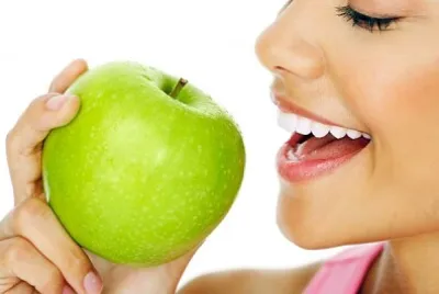 comiendo una manzana