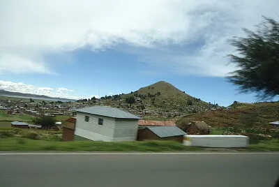 casas al lado del lago titicaca lado peru