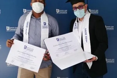 hombres graduandose