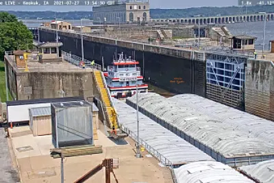 Tom Frazier 15 barges exiting the lock Keokuk,IA/USA