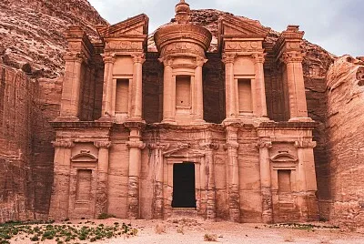 פאזל של PETRA ESCULPIDA EN LA ROCA