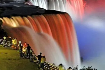 Cataratas del Niagara de noche