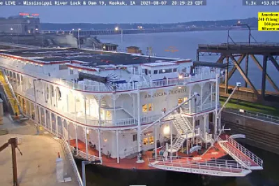 American Duchess sternwheeler in Mississsippi lock