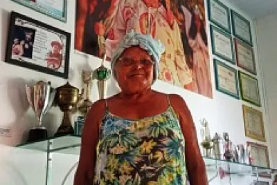 mestra Zulene e seu vestido verde