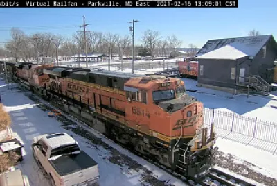 BNSF-6814 passing thru Parkville,MO/USA in the SNOW