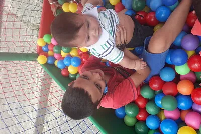 Brincando na piscina de bolinha