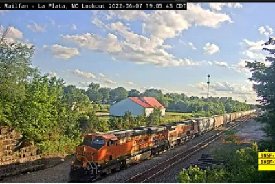 BNSF-7844   BNSF-5226 passing the LaPlata,MO/USA  "