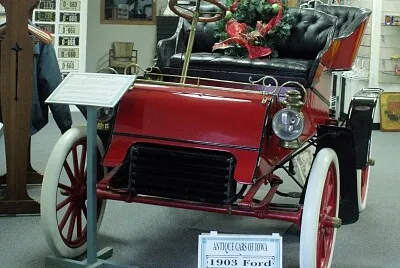 The Antique Car Museum of Iowa showcases over eighty automobiles dating from 1899 to 1965 as well as an original Skelly gas statio